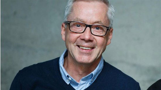 Mann med grått hår og briller