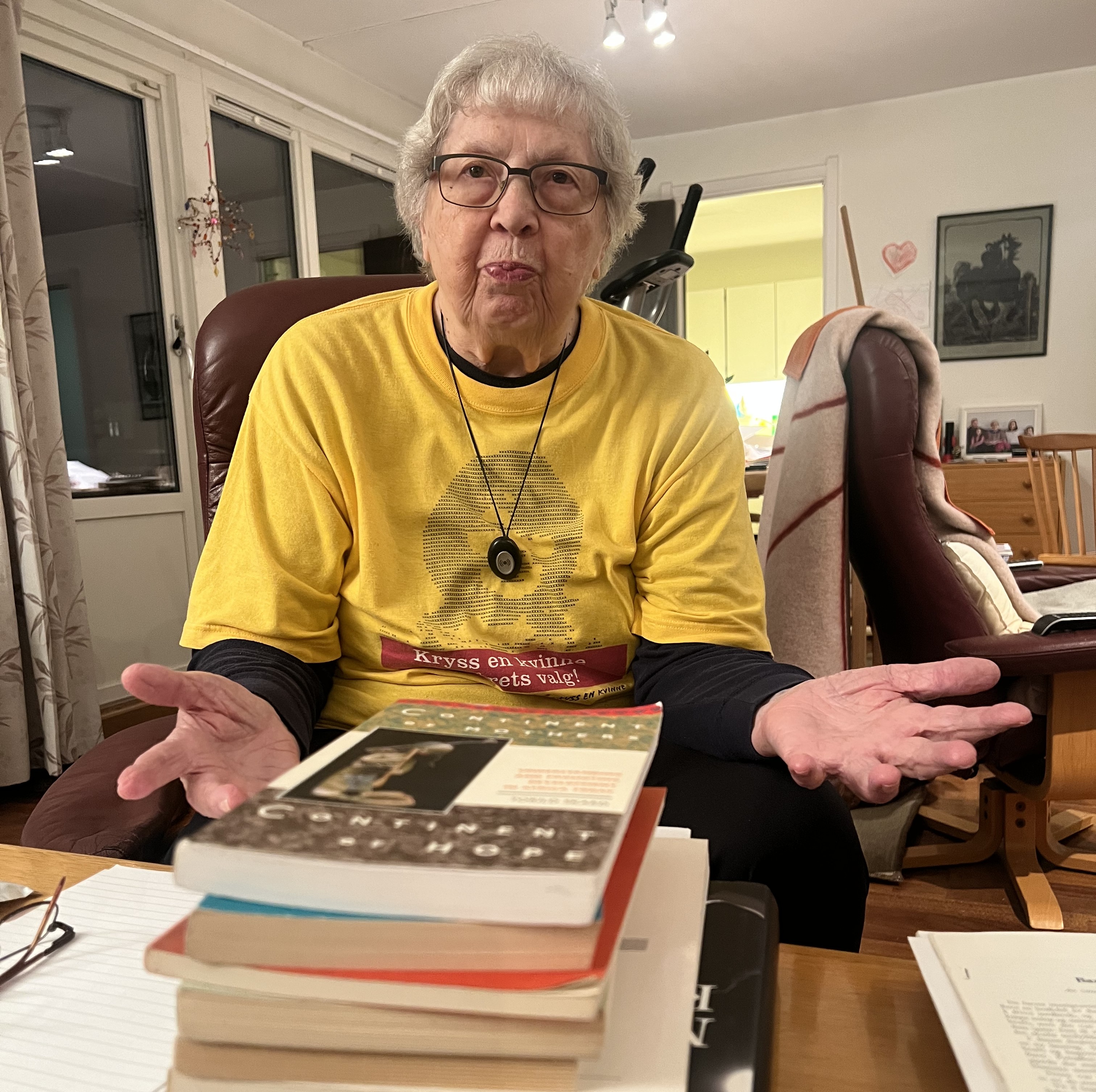 Torild Skard med en stabel bøker hun selv har skrevet