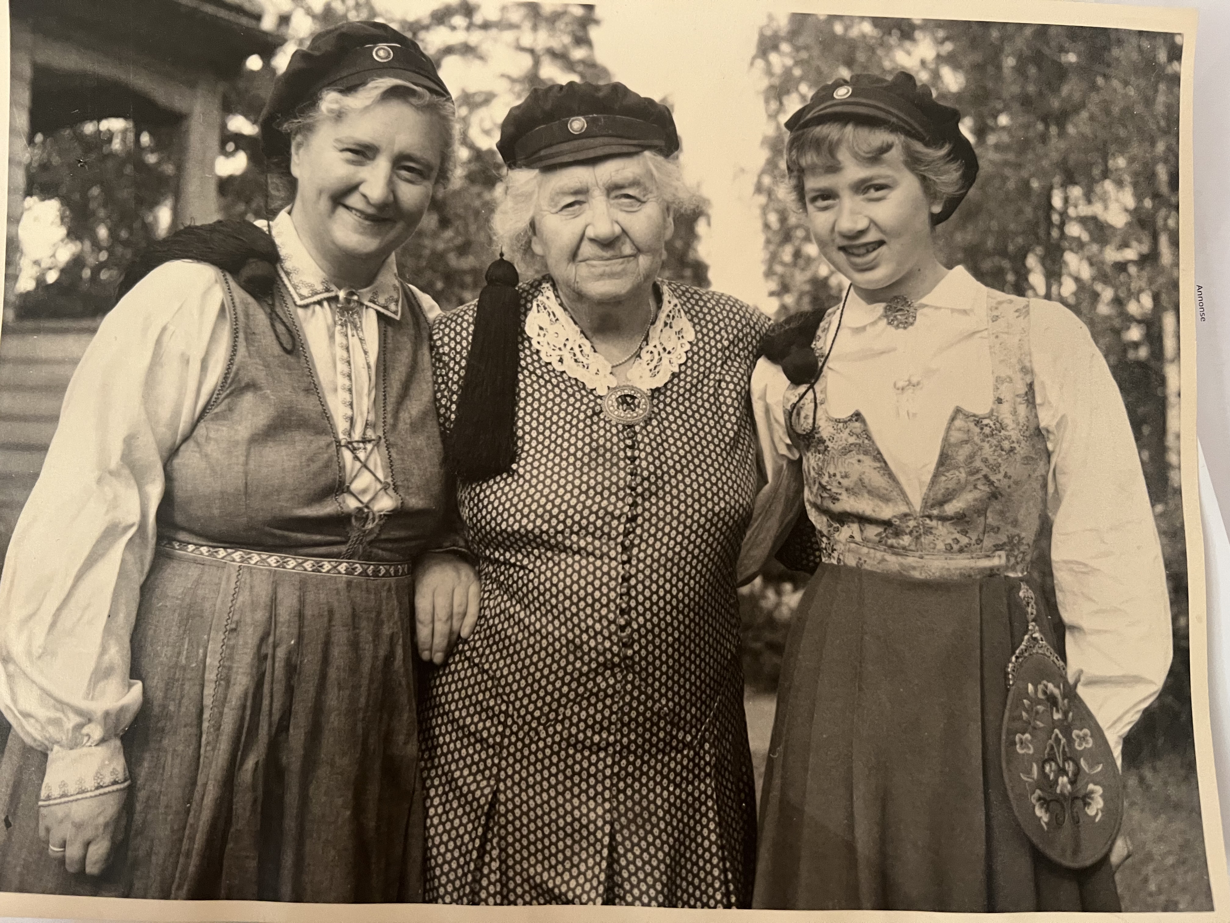 1954: Første gang tre generasjoner kvinner i Norge har studenteksamen, forteller Torild Skard.