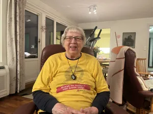 Norges første kvinnelige lagtingspresident heter Torild Skard. Hun tar imot Kilden magasin med åpne armer i leiligheten i Sandvika.  Hun ble valgt på Stortinget for SF (senere SV) i 1973. To år etter at «amasonene» hadde ifølge datidens overskrifter hadde «kuppet» kommunevalget i det som er blitt hetende «kvinnekuppet» i 1971. Da «stormet» kvinner norske kommunestyrer ved hjelp av målrettede kampanjer for å krysse av kvinnene på listene.   Og det er med et nikk til denne aksjonen at Skard ønsker Kilden maga